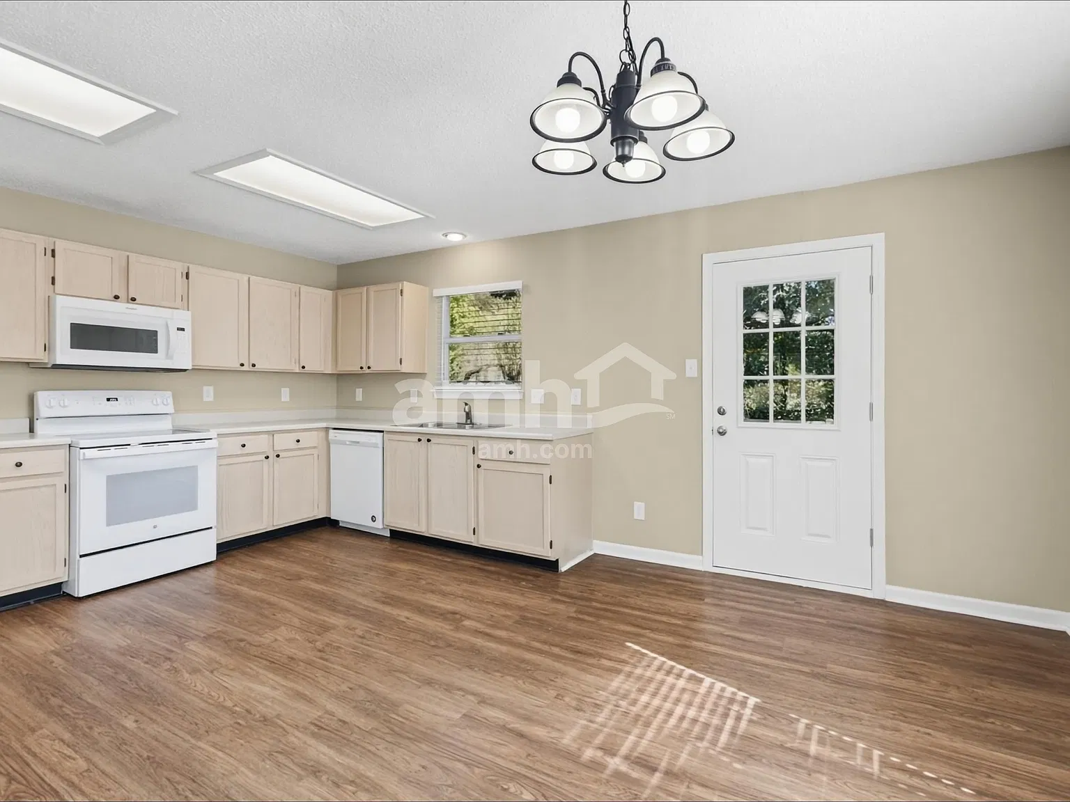 3 bed, 2.0 bath, 1505 sqft, $2,005 — Photo 4