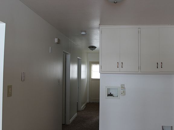 W/D hookups and Hall