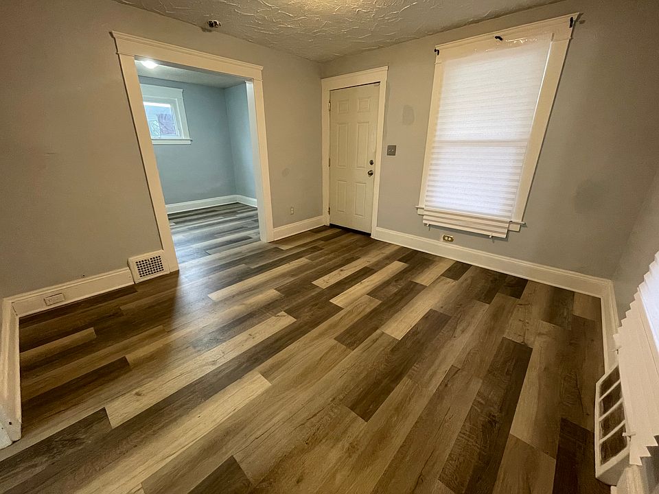 Living room (pic 2)