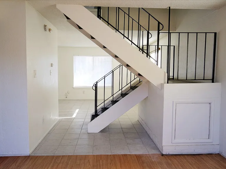 4211 Weymouth Ln — Photo 4
