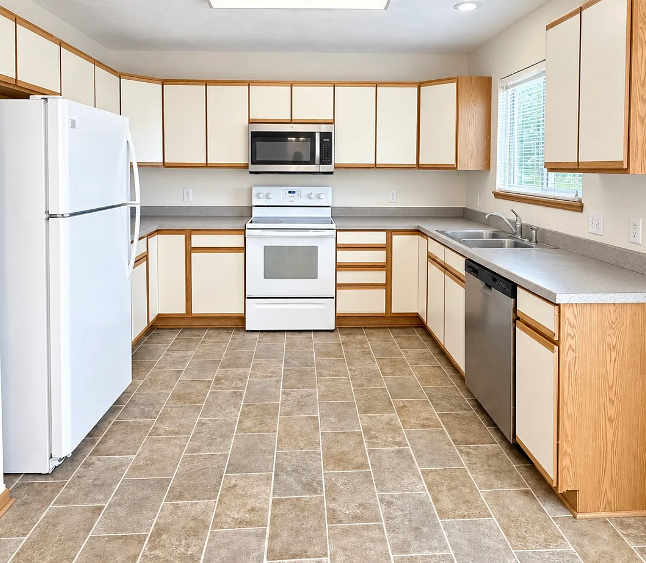 4 bed, 2.5 bath, 1717 sqft, $2,100 — Photo 3