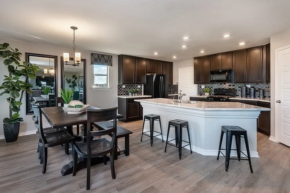 3 bed, 2.5 bath, 2403 sqft, $2,000 — Photo 3