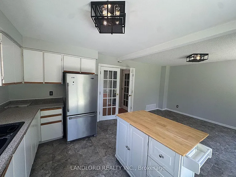 833 Laurier Ave — Photo 10