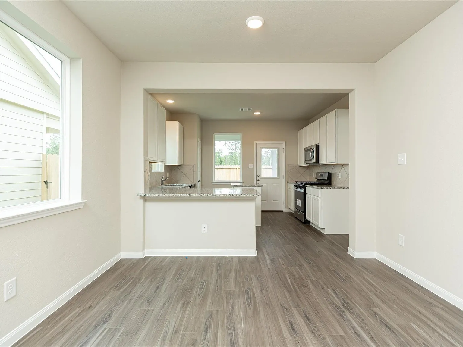 4 bed, 2.5 bath, 2084 sqft, $2,100 — Photo 4