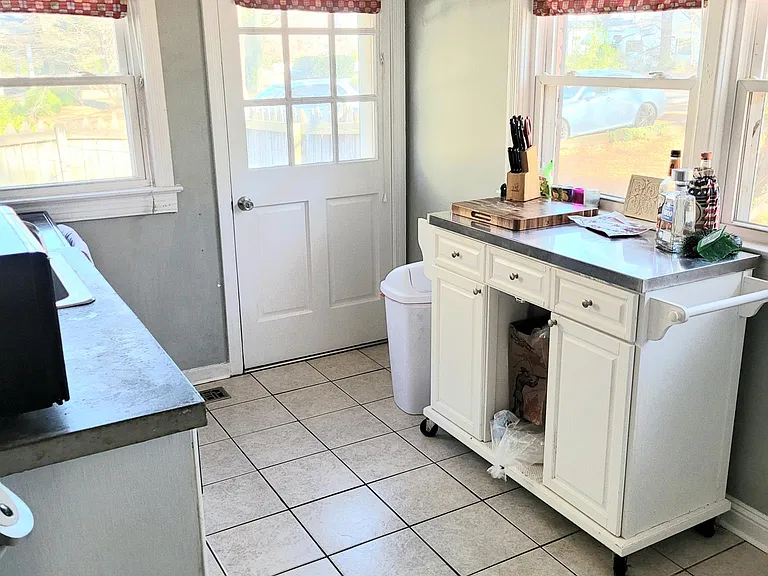 1121 Brooks Ave — Photo 4