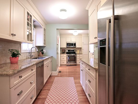 Beautiful & bright kitchen