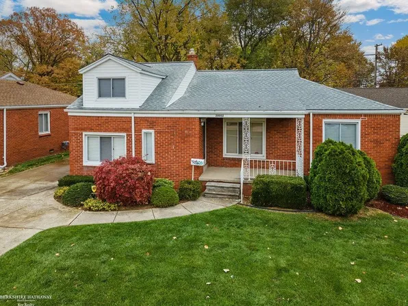 28002 Ruehle St, Saint Clair Shores, MI 48081