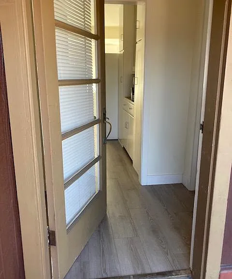 154 Side entrance