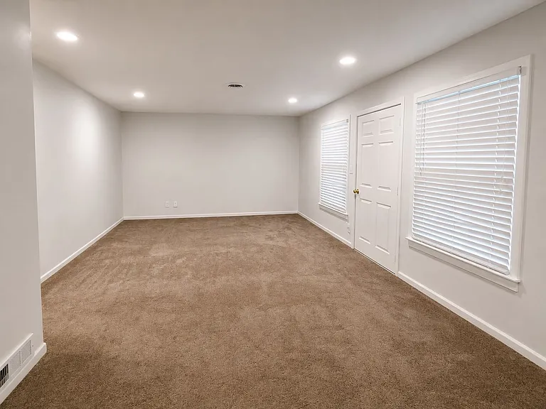 10010 Donau Ln — Photo 5