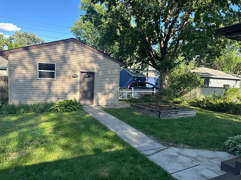 2421 Decatur Ave S — Photo 3