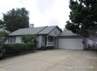 355 Elizabeth Ave NE, Rockford, MI 49341