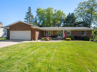 16 Lakeridge Dr, Adrian, MI 49221