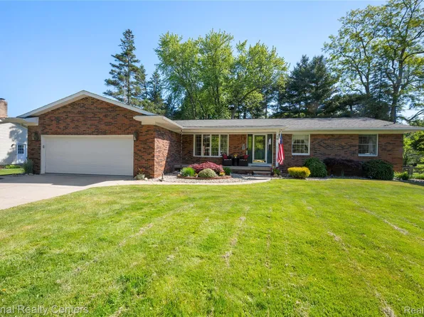 16 Lakeridge Dr, Adrian, MI 49221