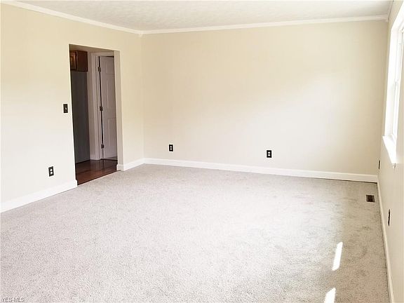 5th image of 124 Karen St