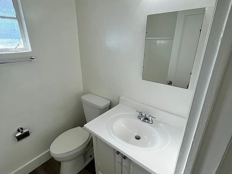 15-35 N Longfellow Ave — Photo 9