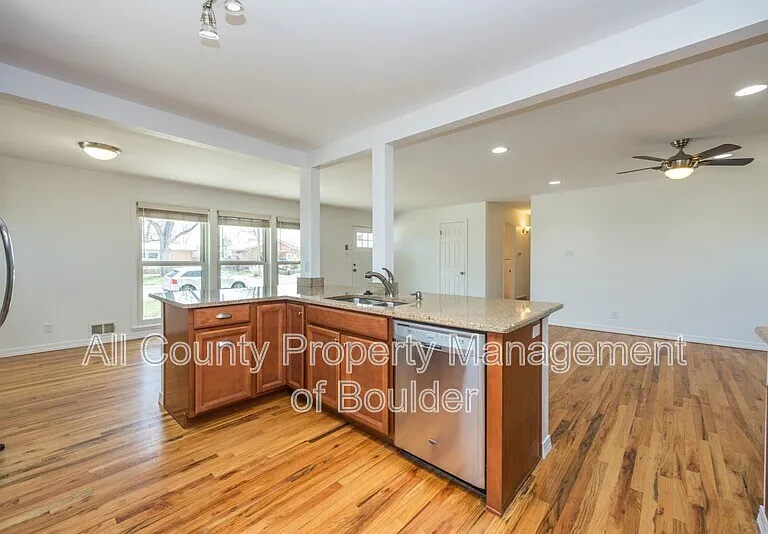 425 S 40th St — Photo 8