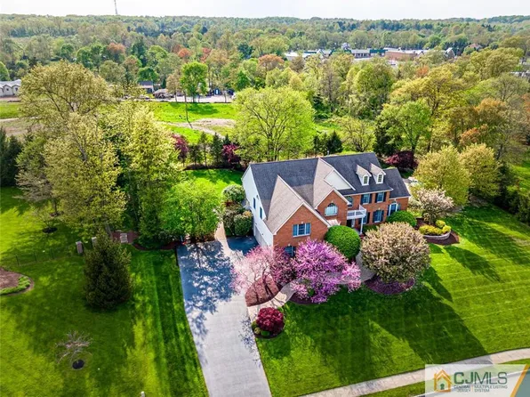 5 Erin Ct S, Kendall Park, NJ 08824
