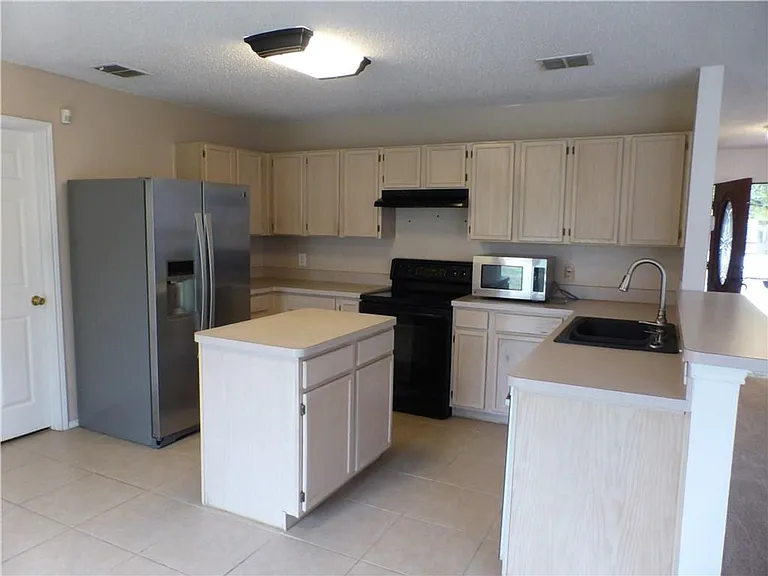 1572 Crown View Dr — Photo 10