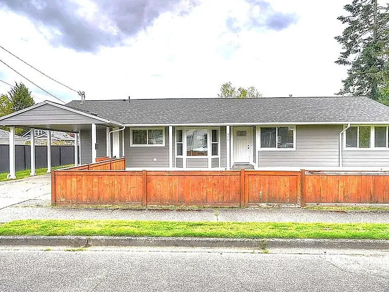 922 5th Ave SW #A — Photo 1