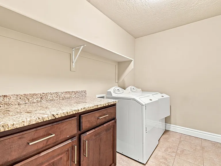 1360 E Foxmont Ln — Photo 32