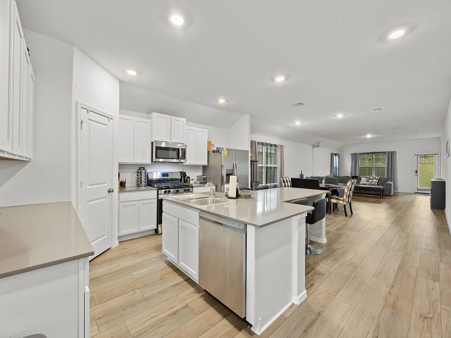 4 bed, 3.0 bath, 2011 sqft, $2,300 — Photo 4
