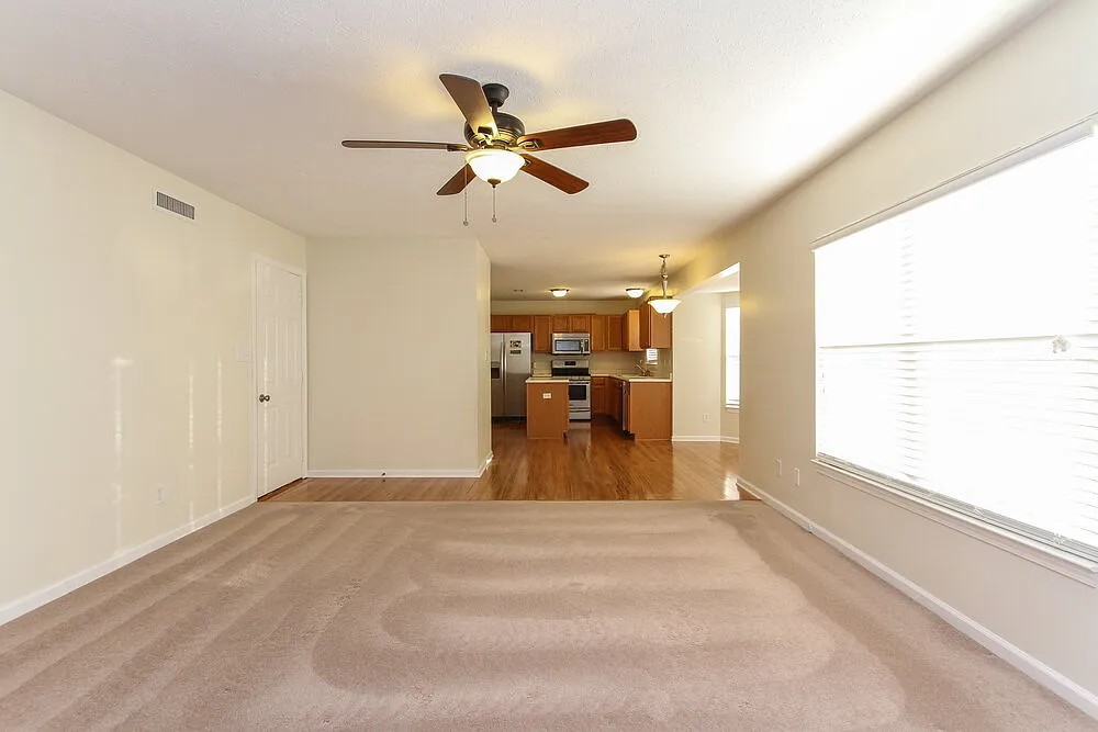 4 bed, 2.5 bath, 2298 sqft, $2,605 — Photo 2