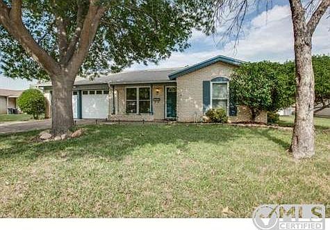 Great curb appeal in this quiet established neighborhood.