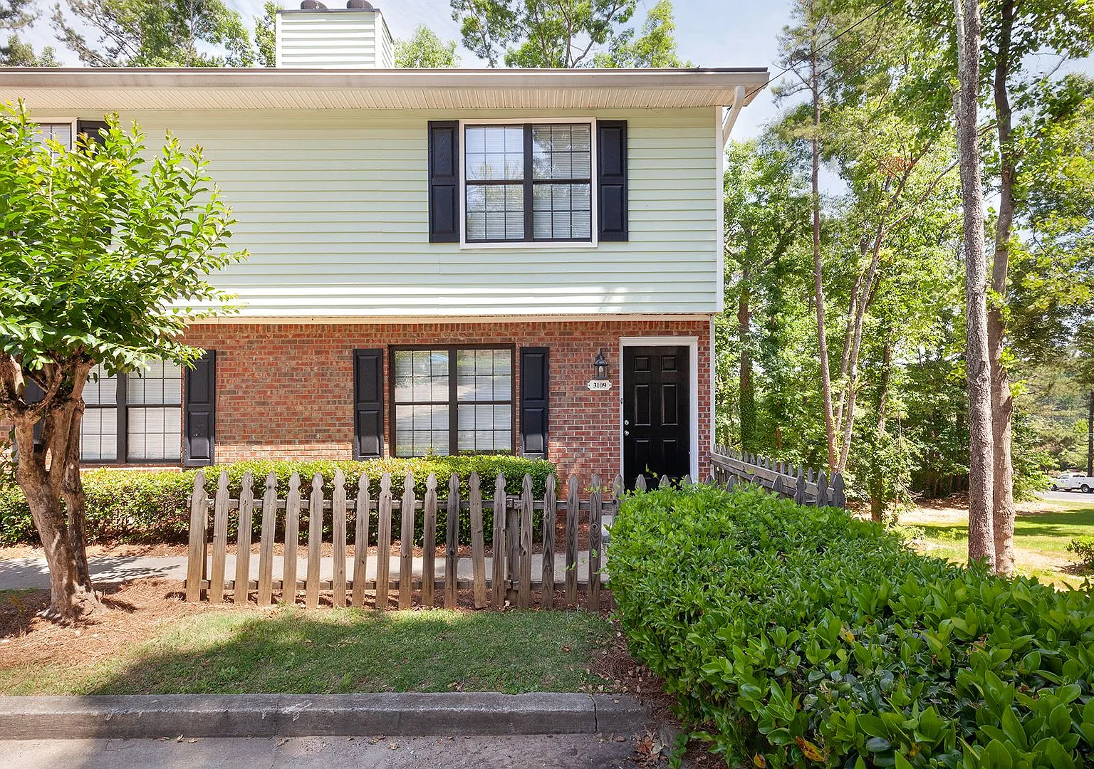 3bd/2.5ba Split Level Condo in Quiet Neighborhood! — Photo 2