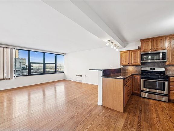 2nd image of 5801 N Sheridan Rd APT 2B