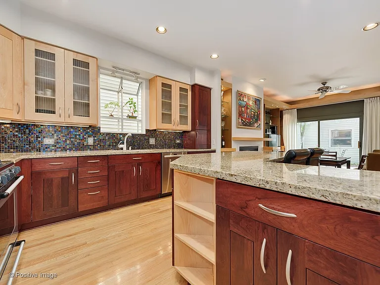 1213 W Roscoe St — Photo 11