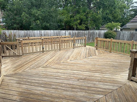 Deck & back yard w/privacy fence