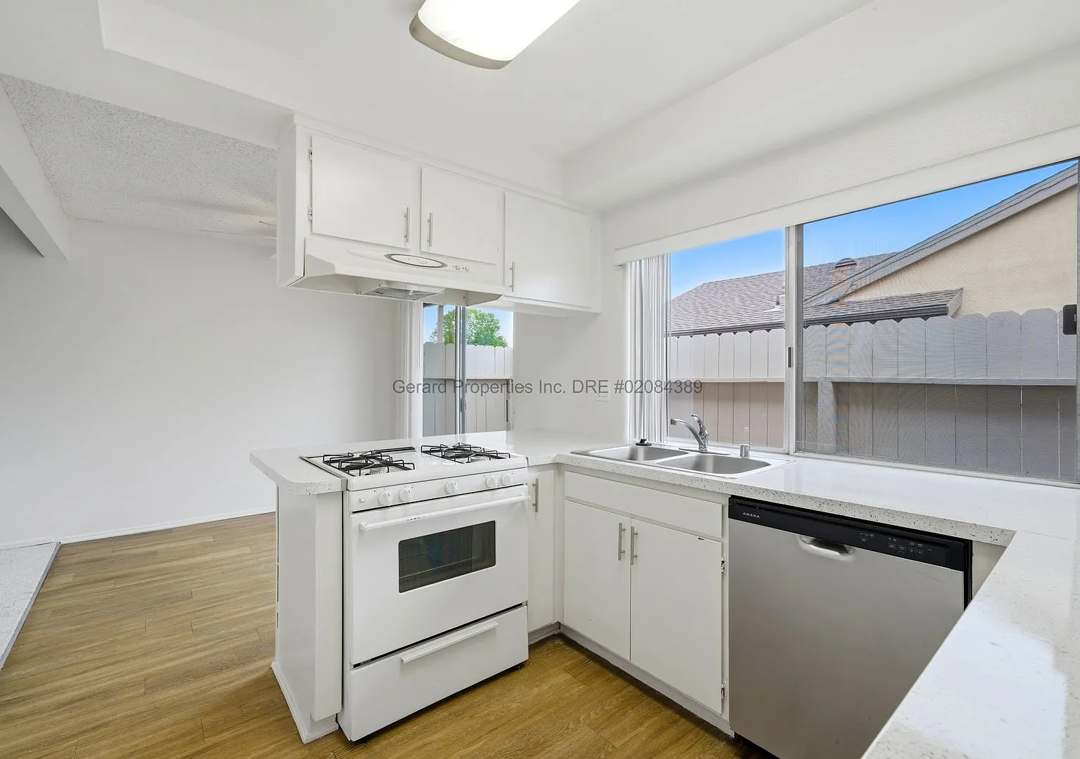 Spacious, Great Location, Balcony, Private Garage — Photo 3