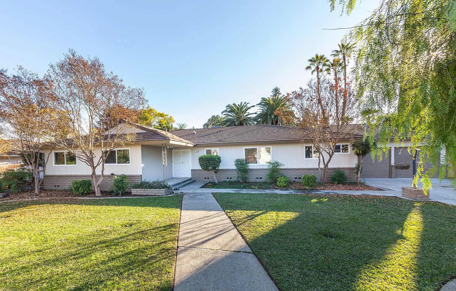 1367 W Escalon Ave photo 1