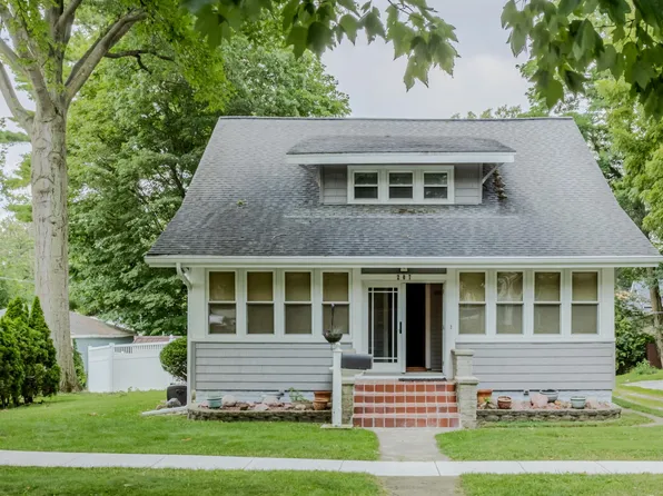 207 Weston St, Valparaiso, IN 46385