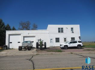 210 E 1st St, Hills, MN 56138