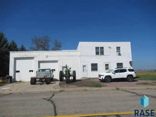 210 E 1st St, Hills, MN 56138