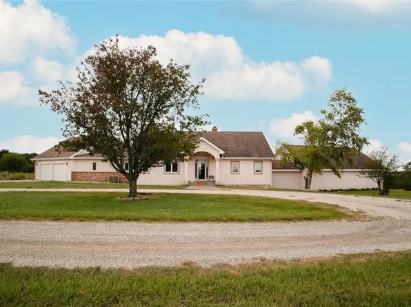 2440 Meadow Lake Dr, Ottawa, KS 66067