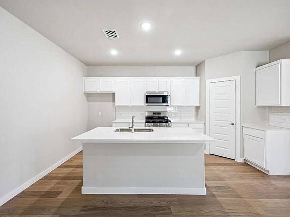 4th image of 521 Towerglen Dr