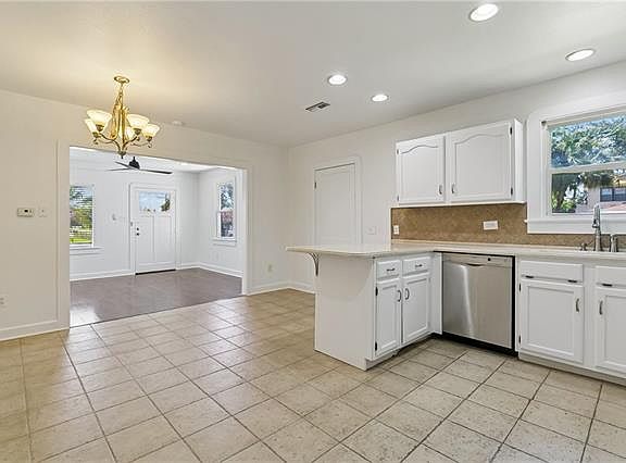 5th image of 2215 James St