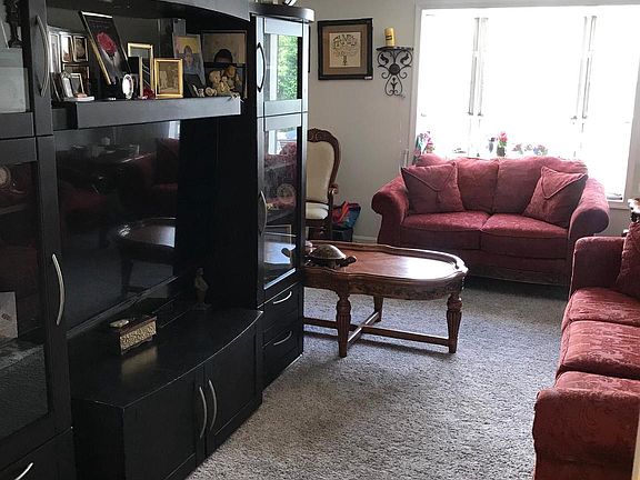 5th image of 306 Surry Ln