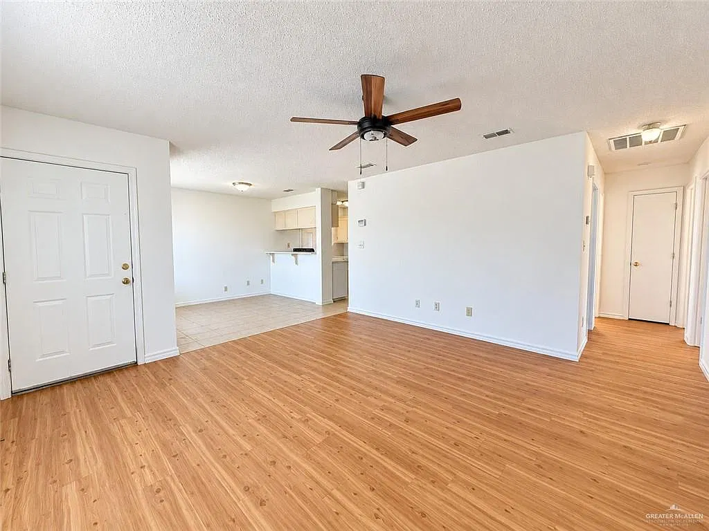 4 bed, 2.0 bath, 1197 sqft, $1,600 — Photo 2