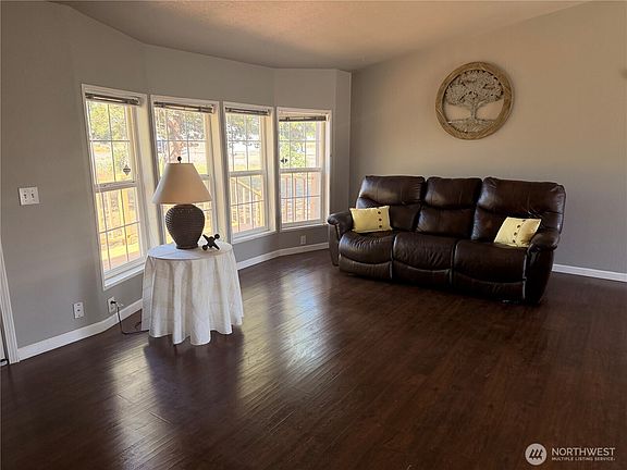 2nd image of 612 Orchard Drive SW