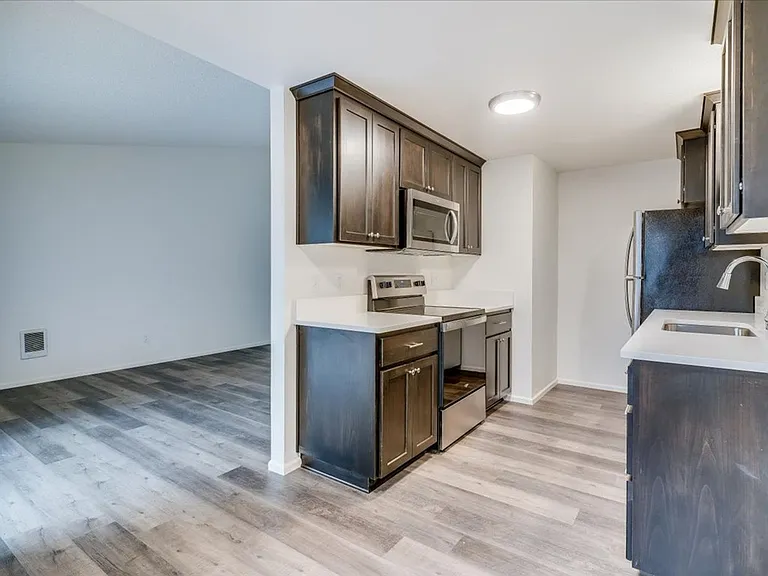 Barclay Square Where Convenience Meets Community Up to 1-Month Free! — Photo 25