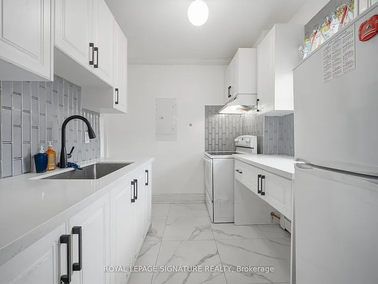 3331 Dundas St W — Photo 11