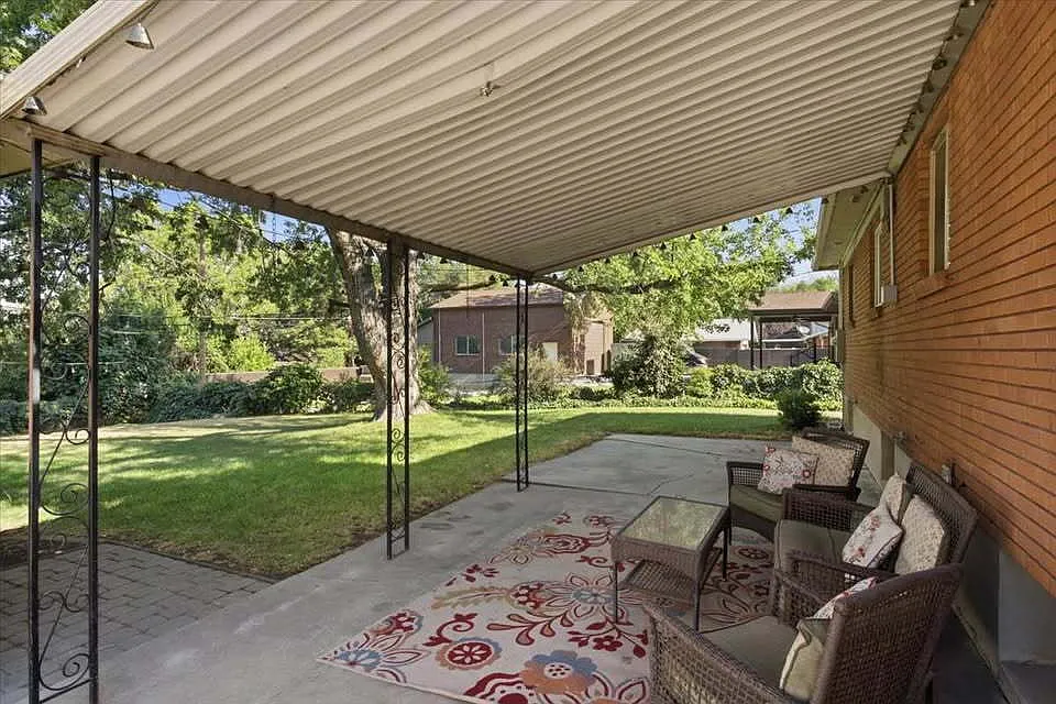 3 bed, 1.0 bath, 1256 sqft, $2,000 — Photo 2