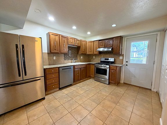 3rd image of 801 Deerfield Rd APT 6