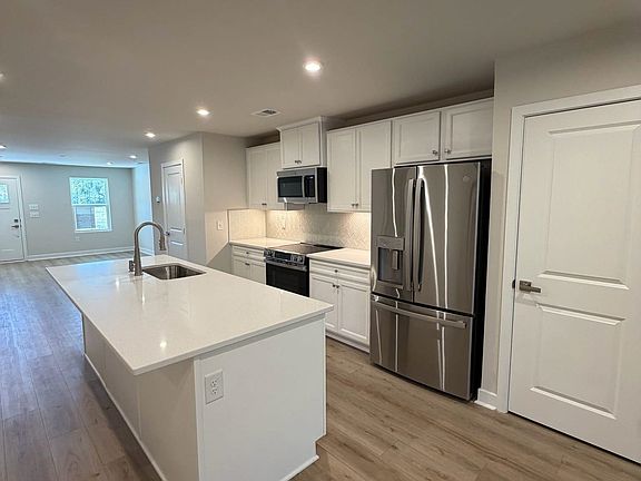 4th image of 1309 Pleasant View Dr #E