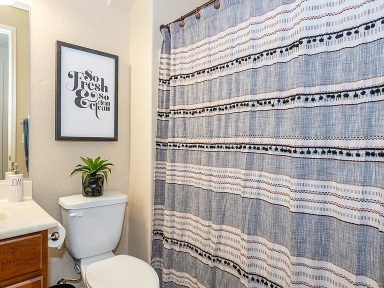 Downstairs bathroom with shower/tub