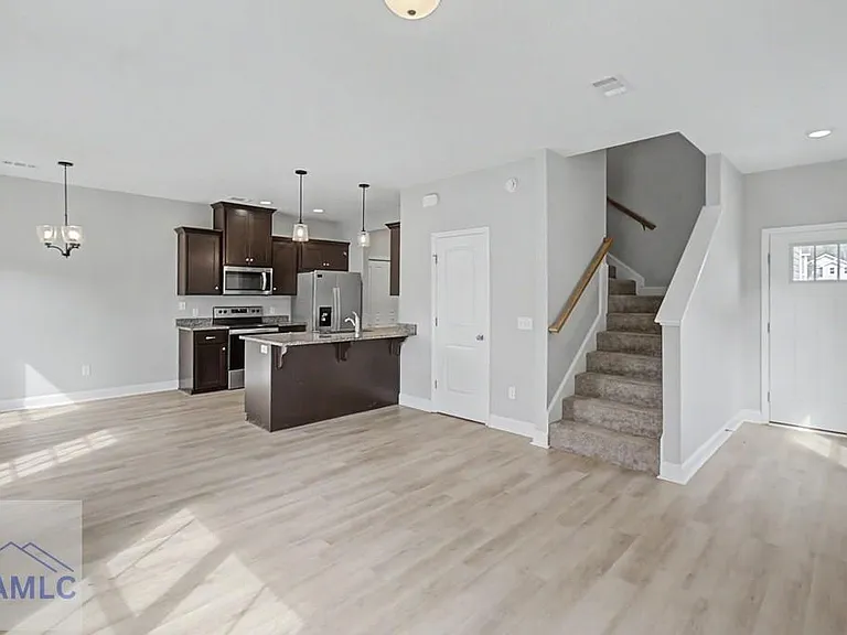 547 Fairview Cir — Photo 3