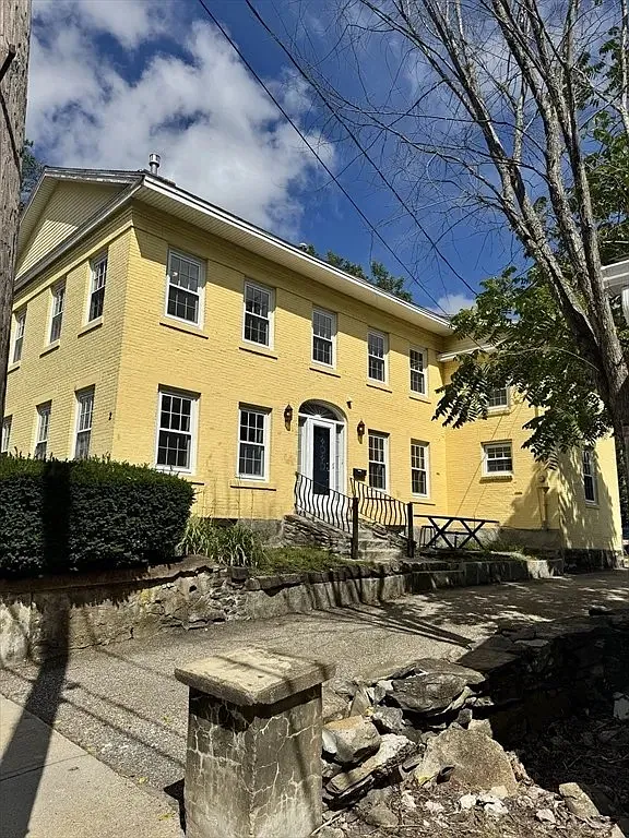 3 bed, 2200 sqft, $2,600 — Photo 2
